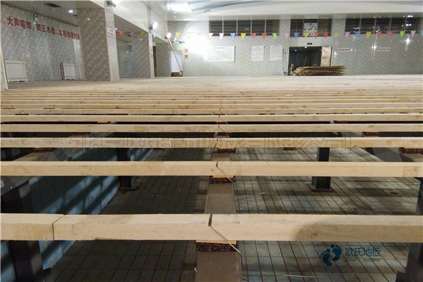 那里有專業運動籃球地板