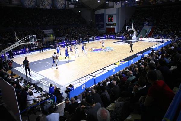 楓樺木籃球館地板保養