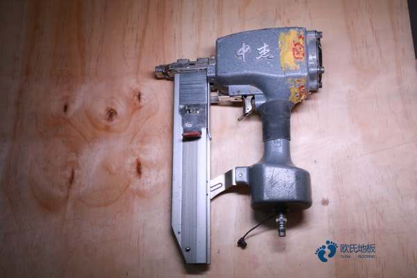 學?；@球場木地板生產工藝