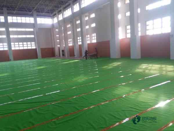 學(xué)校籃球場(chǎng)木地板的功能