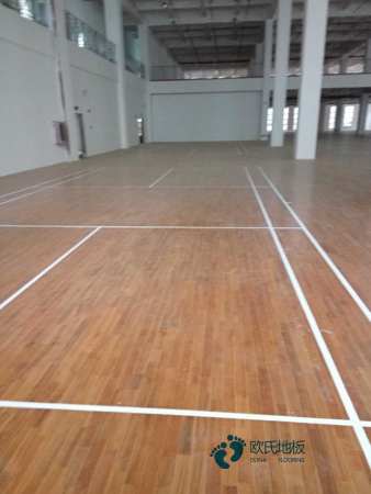 學(xué)?；@球場地地板施工方案