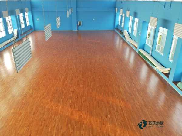 學校籃球場館木地板的性能