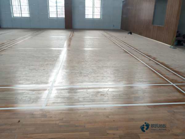 學校籃球館地板的含水率