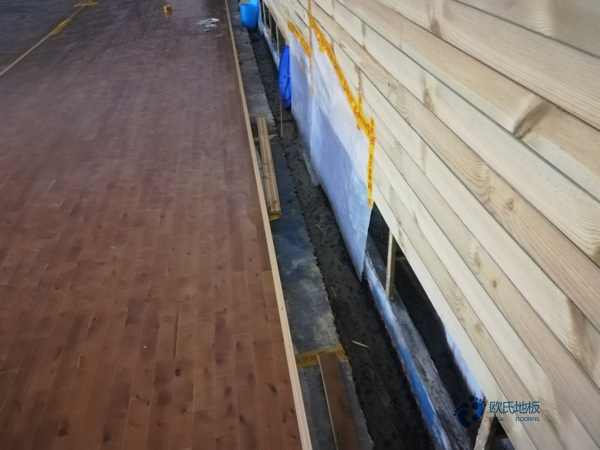 學?；@球場木地板哪種比較好