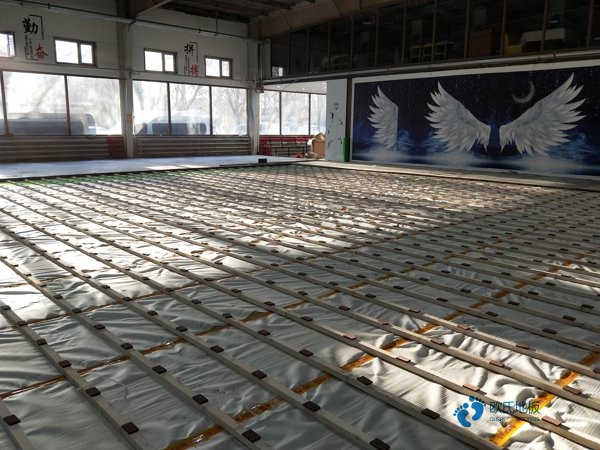 雙龍骨籃球場地地板如何保潔