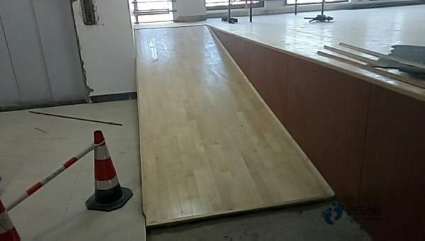 學校籃球場木地板的生產線