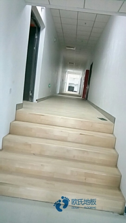 學校籃球場木地板的生產線