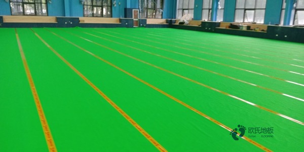 學校籃球場地地板用什么材料好