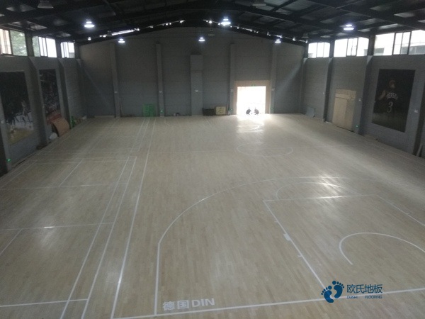 學校籃球館地板的性能