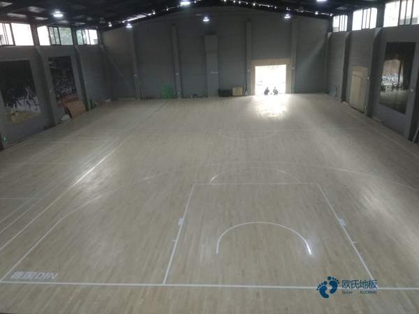 學校籃球館地板的性能
