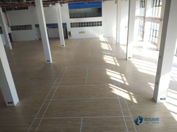 單龍骨籃球場地地板保養方法