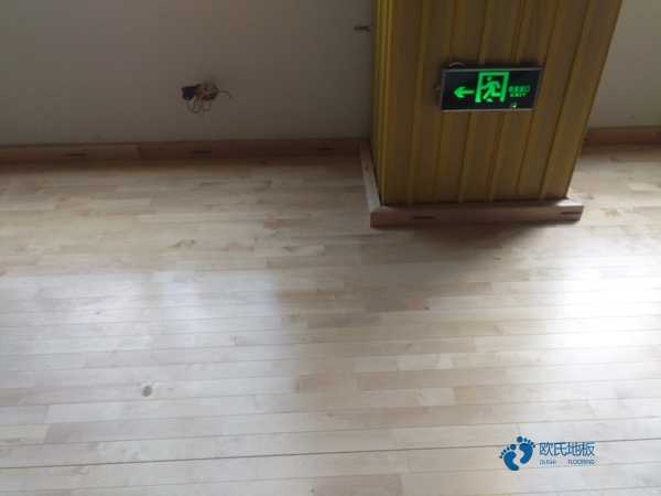 學校籃球場地木地板耐磨性