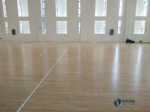 學?；@球運動地板施工團隊