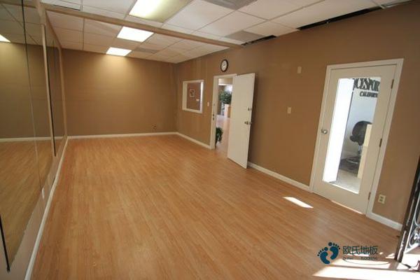 好看的體育籃球木地板價(jià)格一般多少錢(qián)一平方米