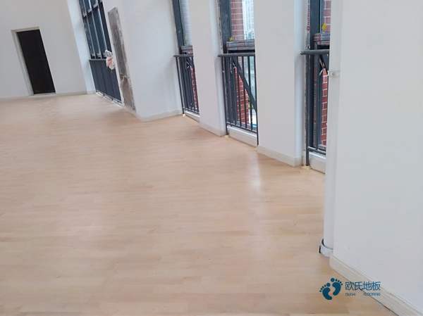 高品質(zhì)體育籃球木地板價(jià)格一般多少錢一平方米