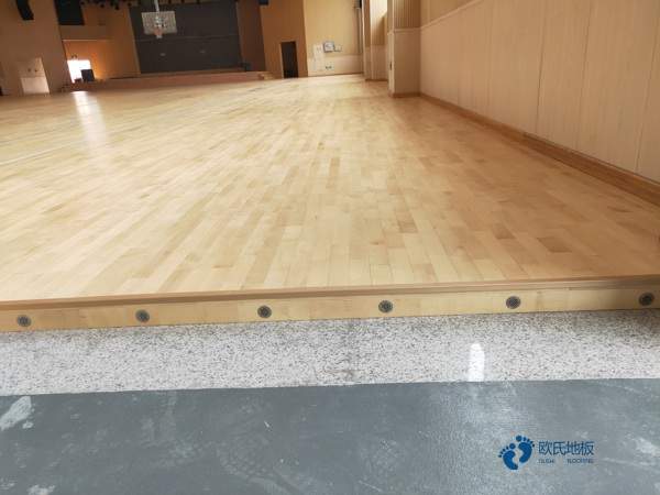 學(xué)校體育運(yùn)動地板施工隊2